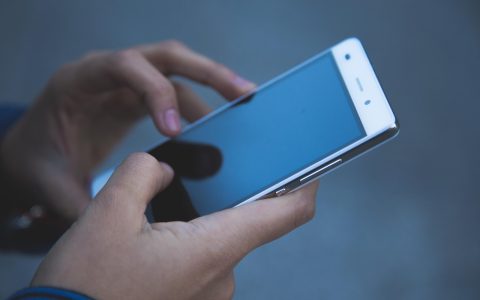 讲解注册流程的教学画面截图，手机屏幕居中展示表单填写步骤